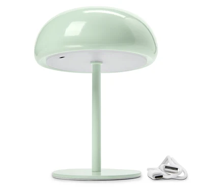 Svetlozelená lampa v tvare huby s USB káblom na bielom pozadí.