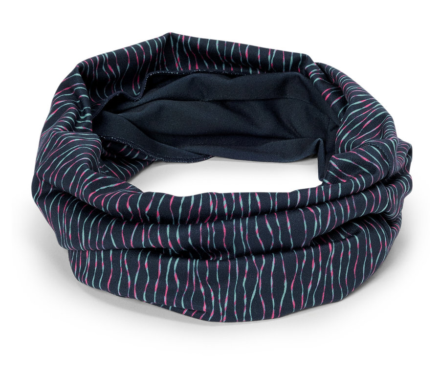 Tmavomodrý tunelový šál s ružovým a tyrkysovým pásikovým vzorom leží na bielom pozadí.