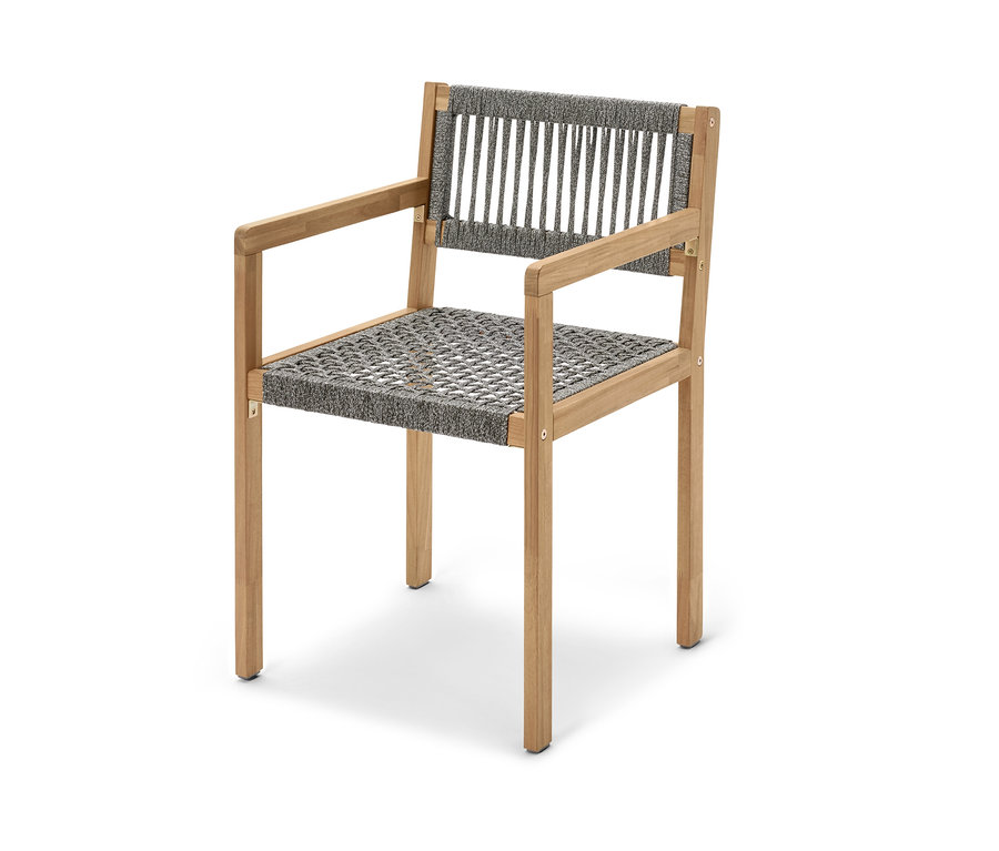 Detail jedálenskej stoličky s textilným výpletom a podrúčkami.