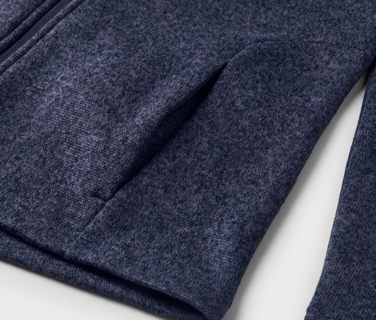 Detailný záber na dámsku pletenú fleecovú bundu Da.Strickfleece-Jacke, tmavomodrá.