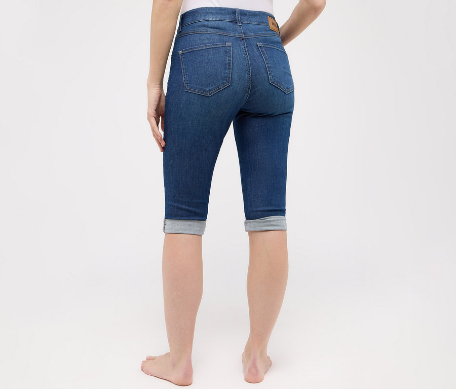Žena zozadu nosí džínsy Angels »Capri Turn-Up«, Slim Fit, modré.
