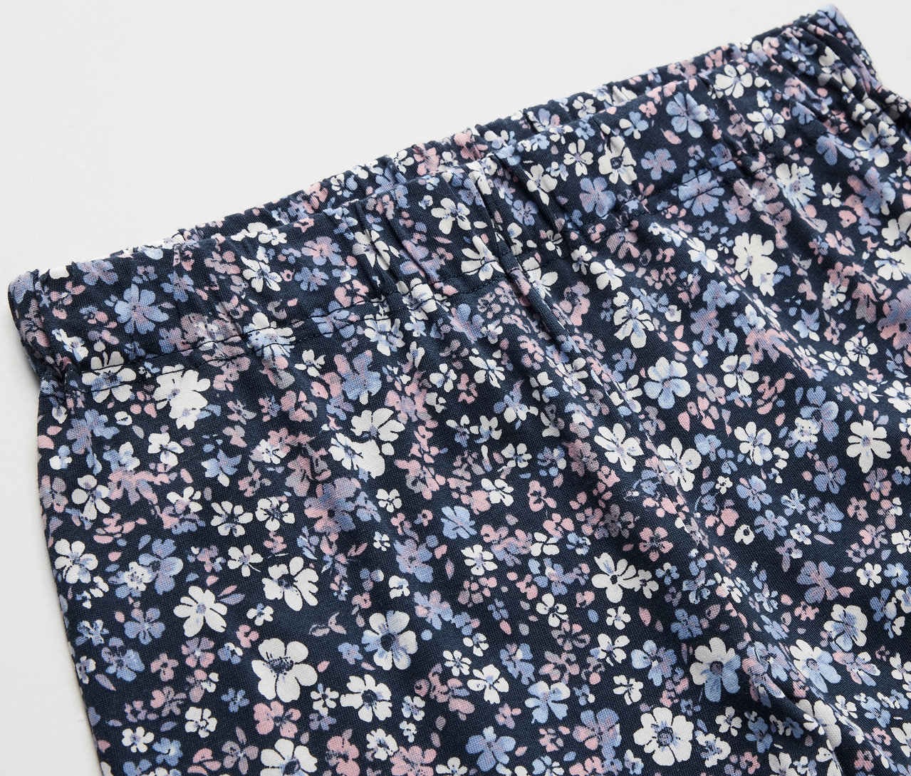 Detail detského pyžama, 2 ks, s kvetinovým vzorom.