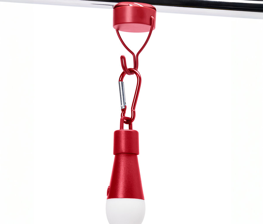 Červená LED lampa visí na striebornej tyči.
