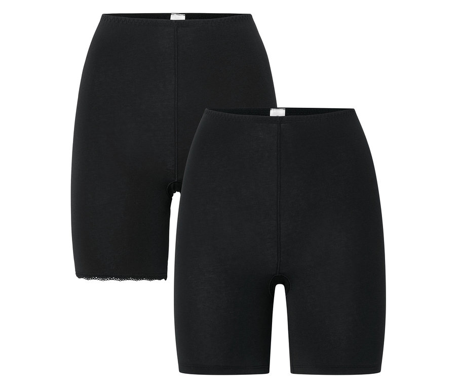 Dvoje čierne cyklistické šortky ležia na sebe na bielom pozadí.