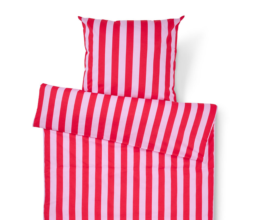 Súprava posteľnej bielizne s červenými a bielymi pruhmi, pozostávajúca z obliečky na vankúš a obliečky na prikrývku.