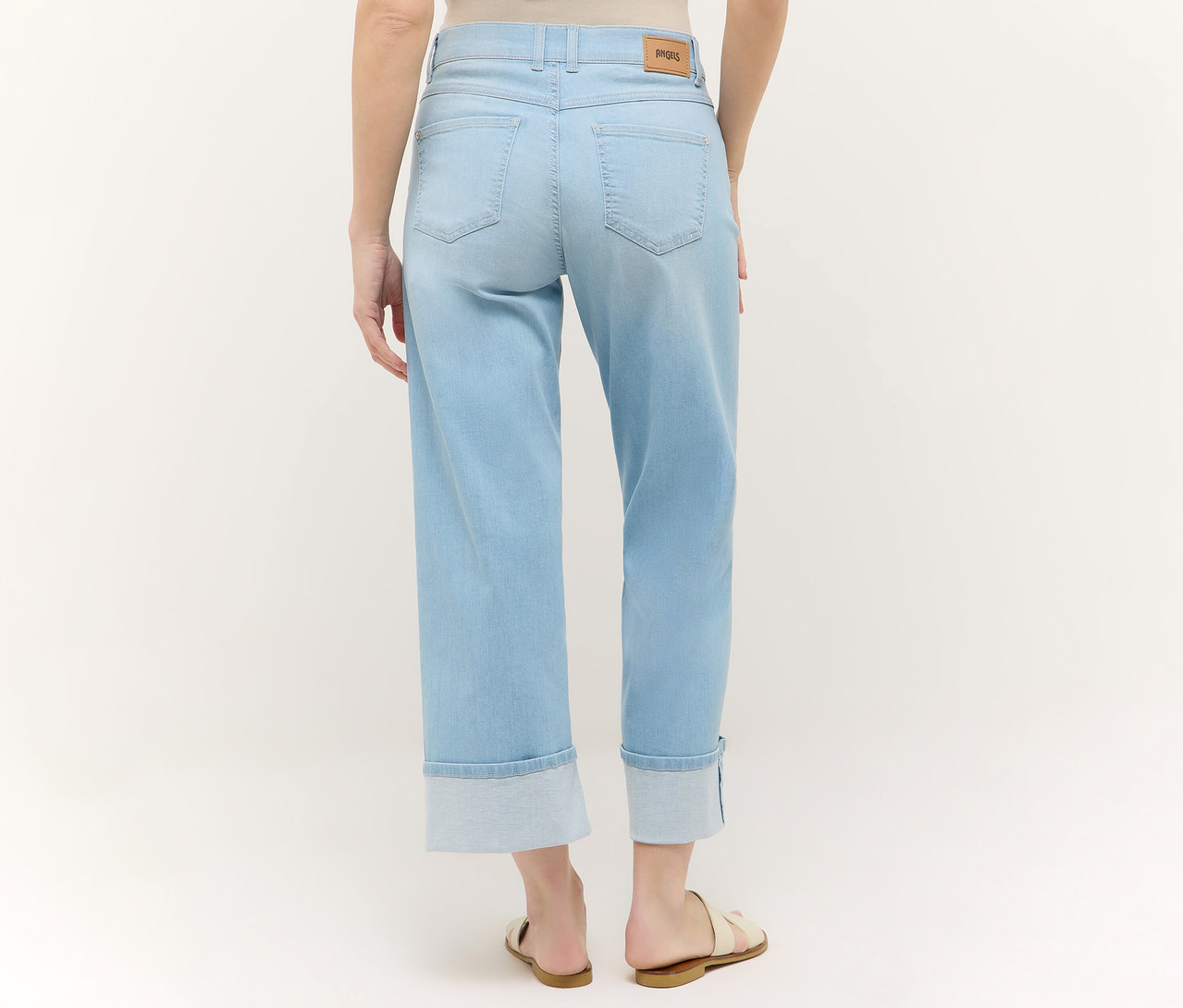 Pohľad zozadu na ženu v svetlomodrých nohaviciach Angels Denim »Laia Turn Up«, Wide Leg a sandáloch.
