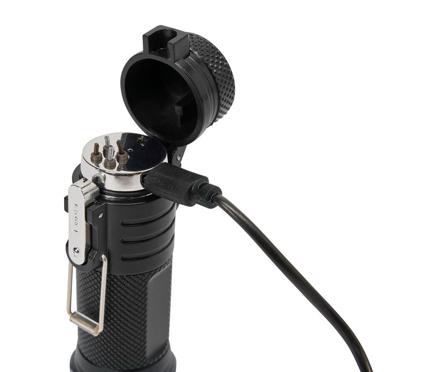 Čierne zariadenie s otvoreným vekom a USB káblom.
