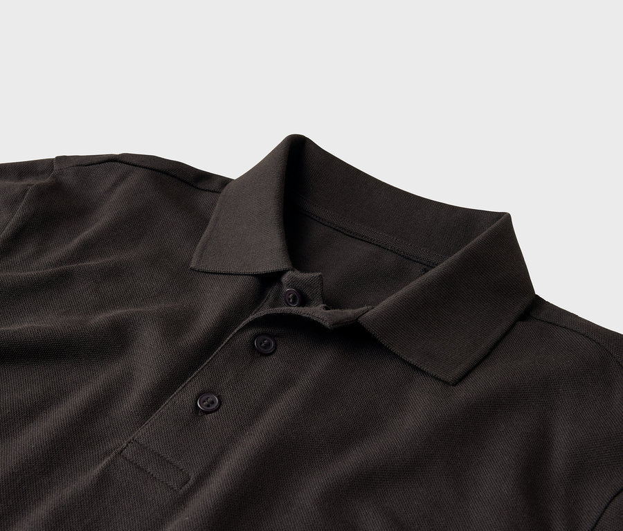 Detailný záber na tmavohnedé polo tričko s golierom a dvoma gombíkmi.