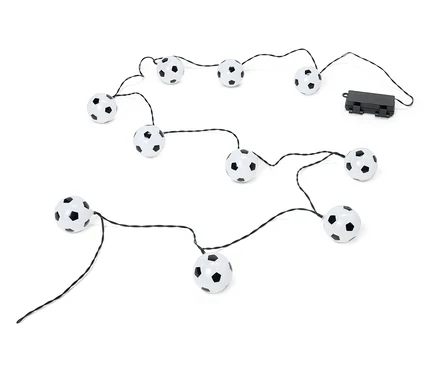Na bielom pozadí leží šnúra svetiel v tvare futbalových lôpt.