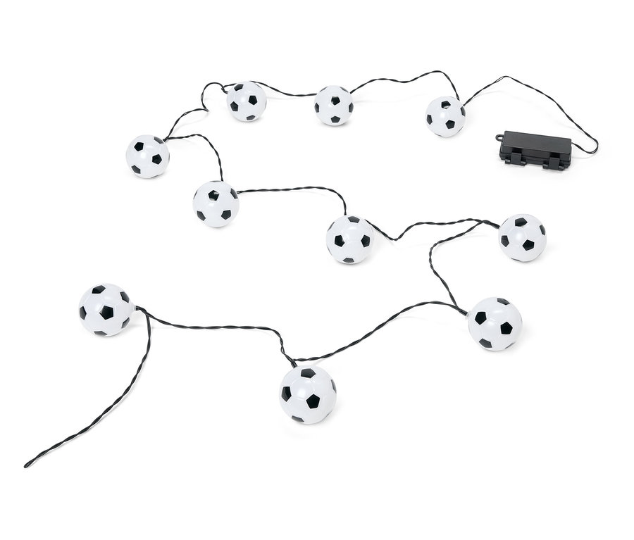 Na bielom pozadí leží šnúra svetiel v tvare futbalových lôpt.