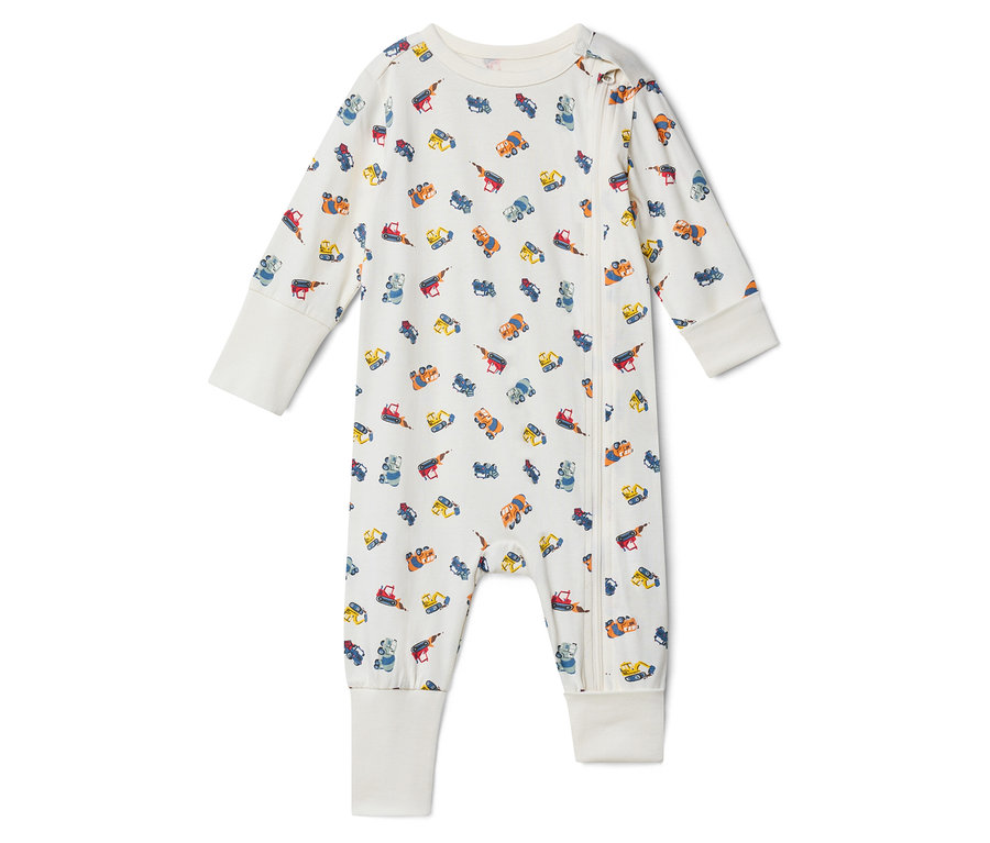 Biele detské pyžamo s potlačou stavebných nákladných áut a zipsom vpredu.