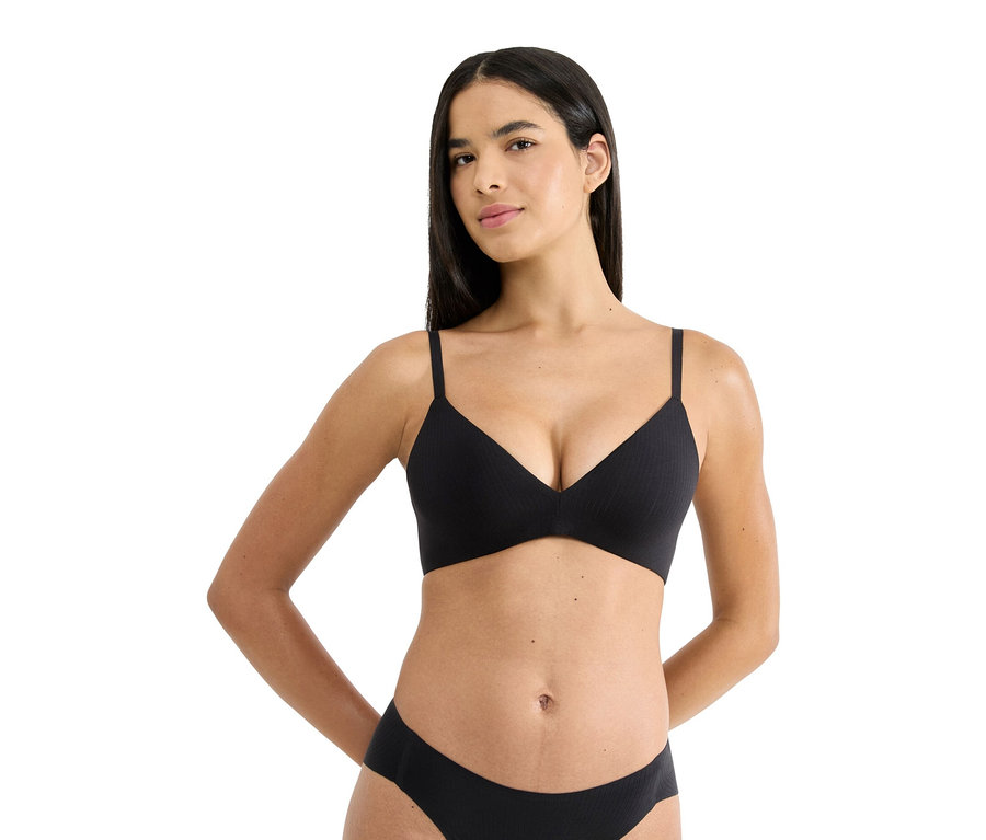 Žena má na sebe čiernu podprsenku a spodnú bielizeň.