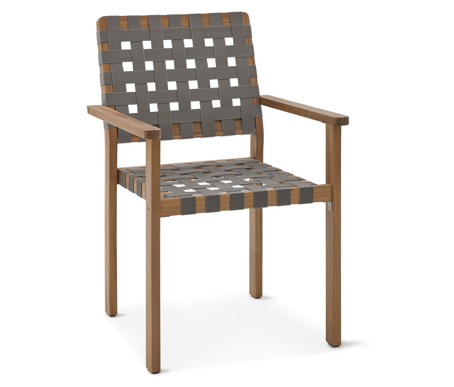 Jedna stolička s dreveným rámom a sivým popruhom na sedadle a operadle stojí na bielom pozadí.