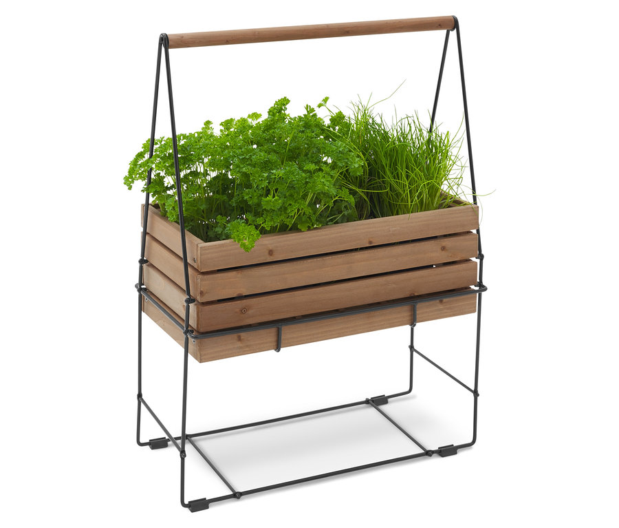 Drevená bylinková krabica s petržlenom a pažítkou, na čiernom kovovom ráme s drevenou rúčkou.