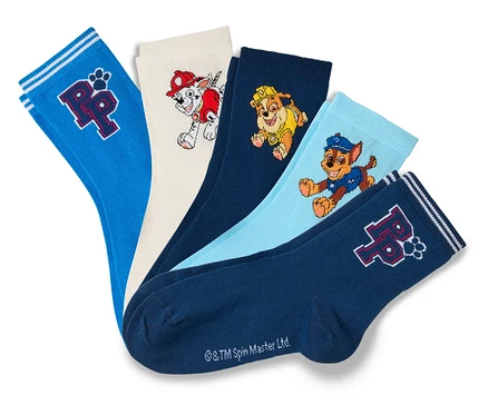 Päť ponožiek leží na sebe, každá s inou postavičkou alebo logom Tlapkovej patroly.