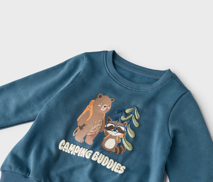 Modrá mikina s medveďom a medvedíkom čistotným s batohmi a nápisom „Camping Buddies“.