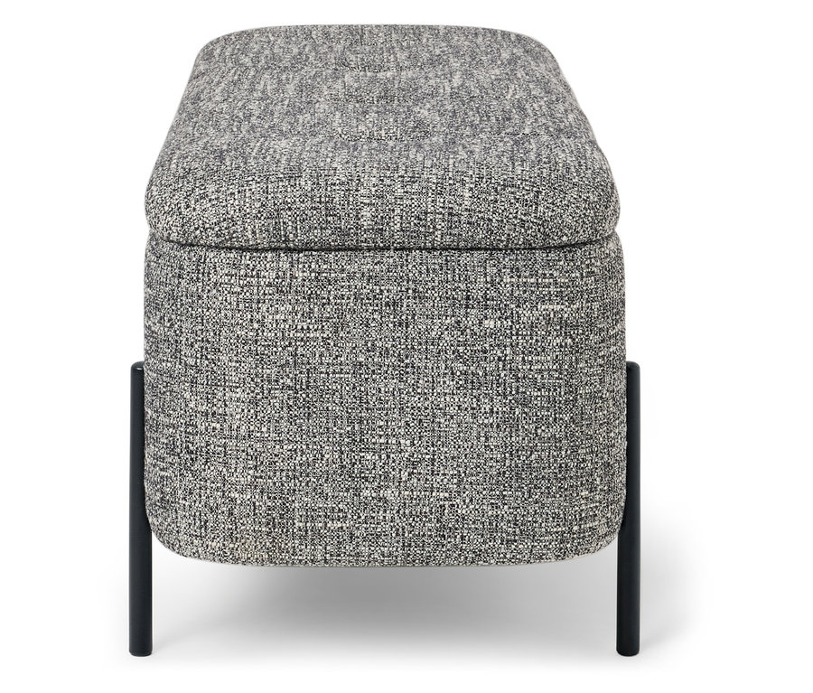 Čalúnená sivá otomana s čiernymi kovovými nohami.