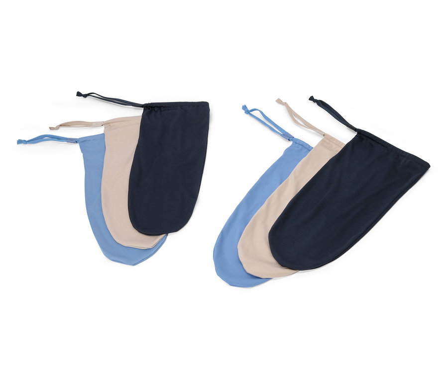 Tri látkové vrecká so šnúrkou v modrej, béžovej a čiernej farbe ležia na bielom pozadí.