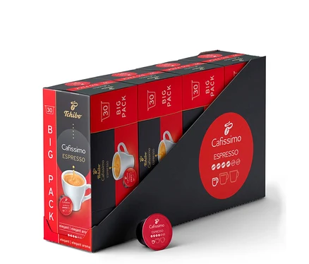 Čierny stojan s baleniami 'Tchibo Cafissimo Espresso BIG PACK 30' v červeno-čiernej farbe, každé s obrázkom bielej šálky espressa. Pred stojanom leží jedna červená kapsula 'Cafissimo Espresso'.