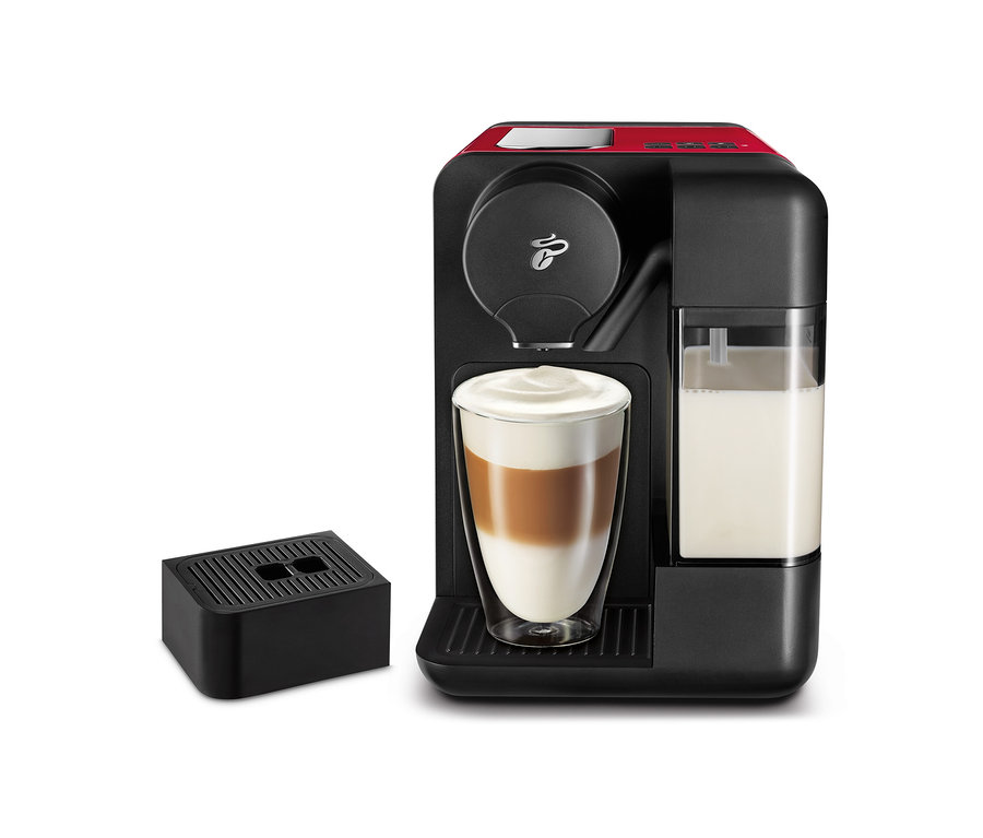 Čierny kávovar Cafissimo milk, červená farba, s kávou a mliekom.