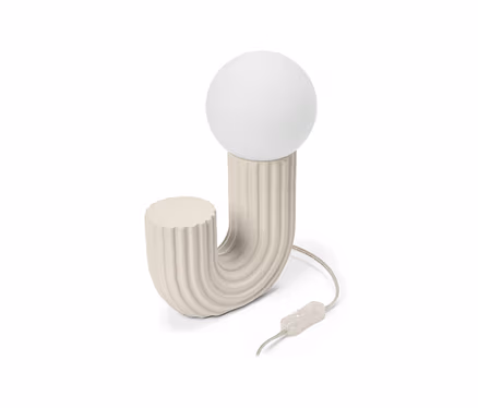 Krémová stolová lampa v tvare písmena J s rebrovanou textúrou a okrúhlou bielou žiarovkou, s káblom a vypínačom.