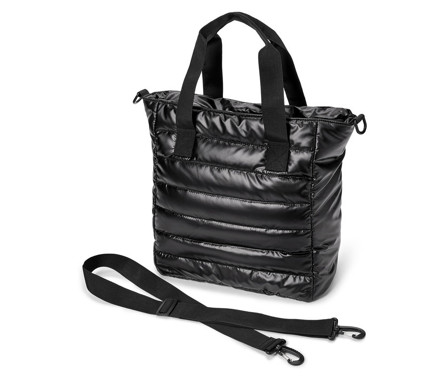 Čierna lesklá prešívaná taška s čiernymi rúčkami a popruhom leží na bielom pozadí.