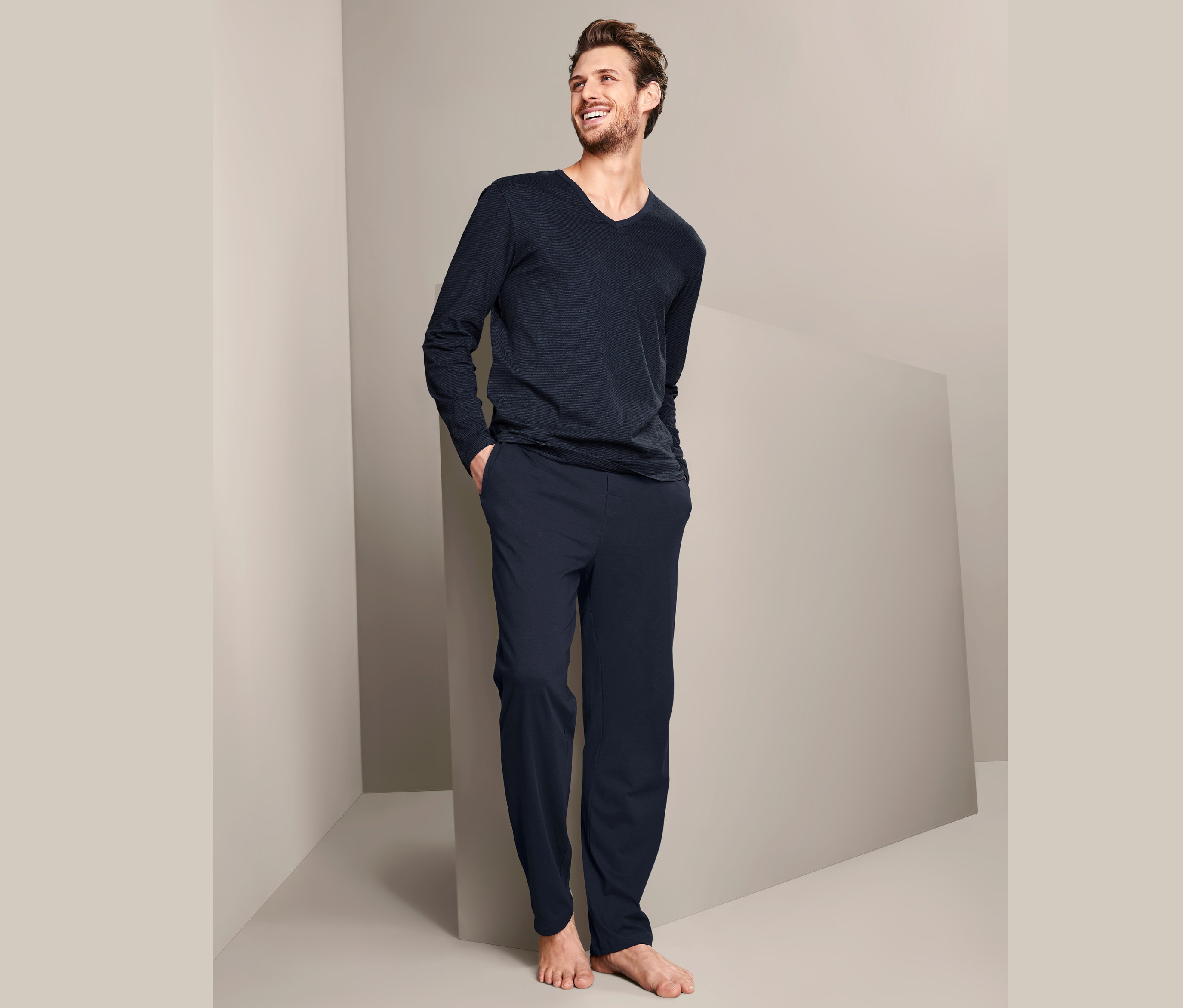 Muž má na sebe pyžamo a usmieva sa.