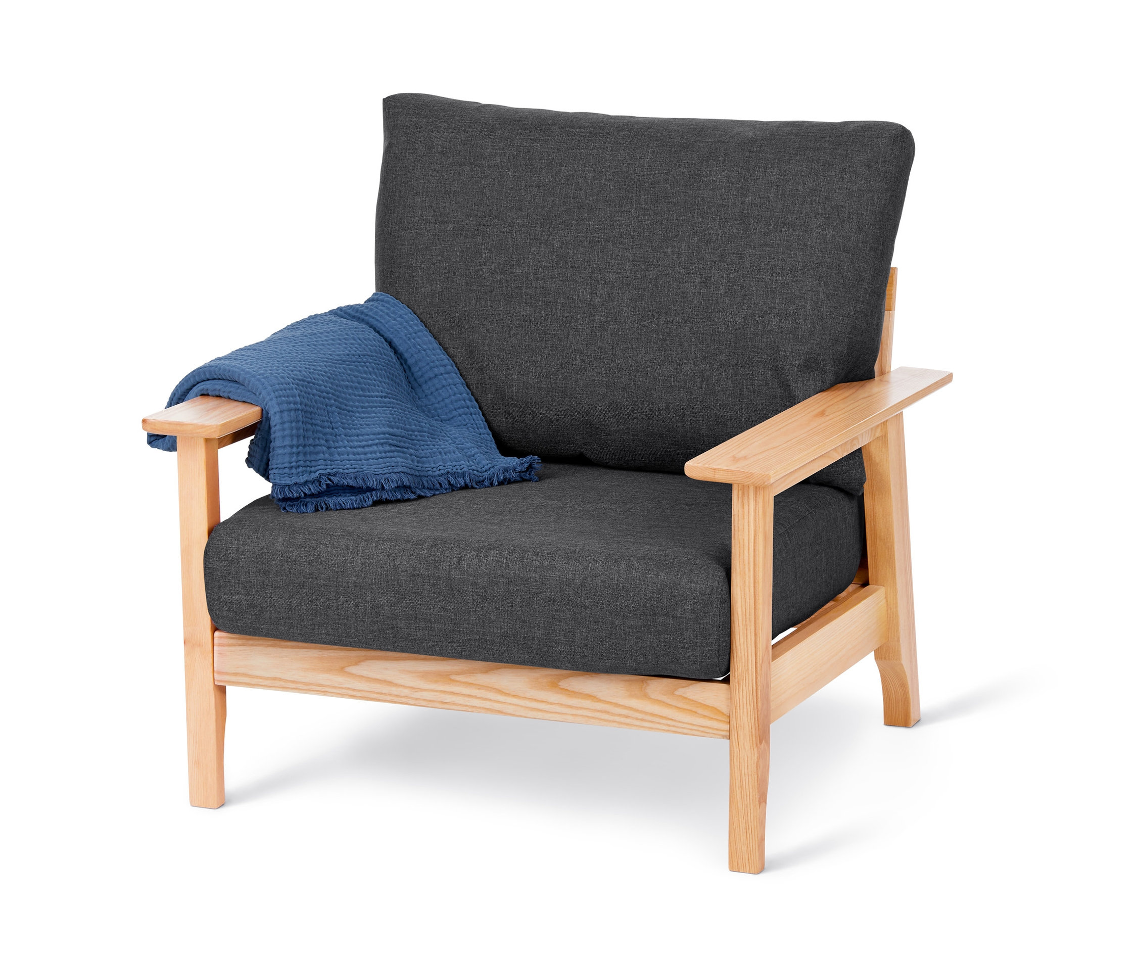 Samostatné kreslo z masívneho jaseňového dreva s certifikátom FSC® so sivým sedákom a modrou dekou.