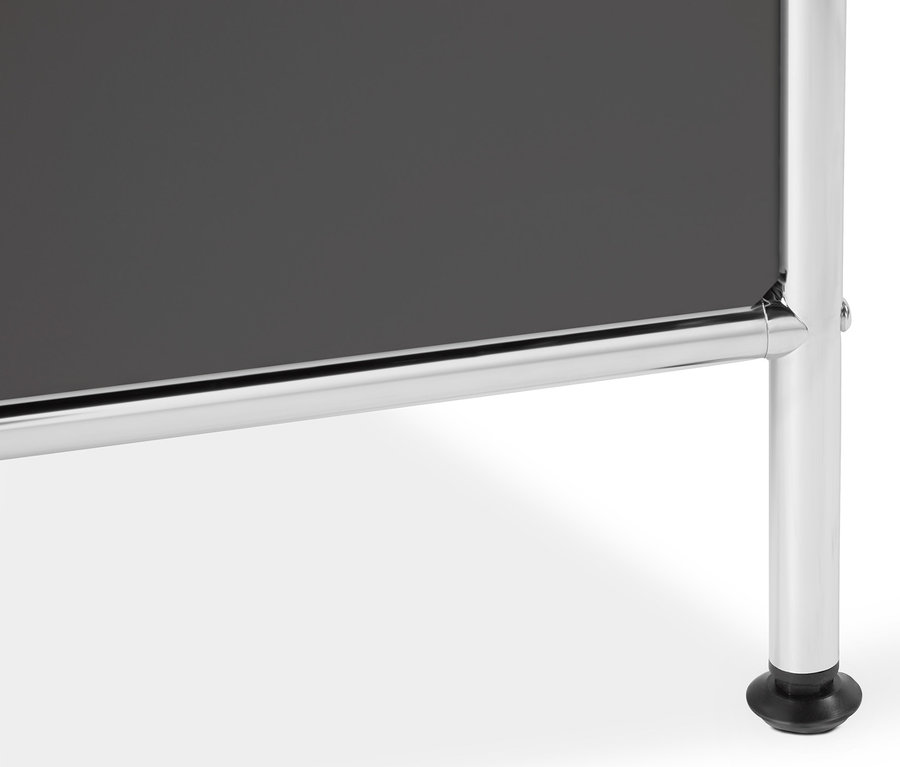 Detail šedej kovovej odkladacej skrinky »CN3« so 6 výklopnými priehradkami.