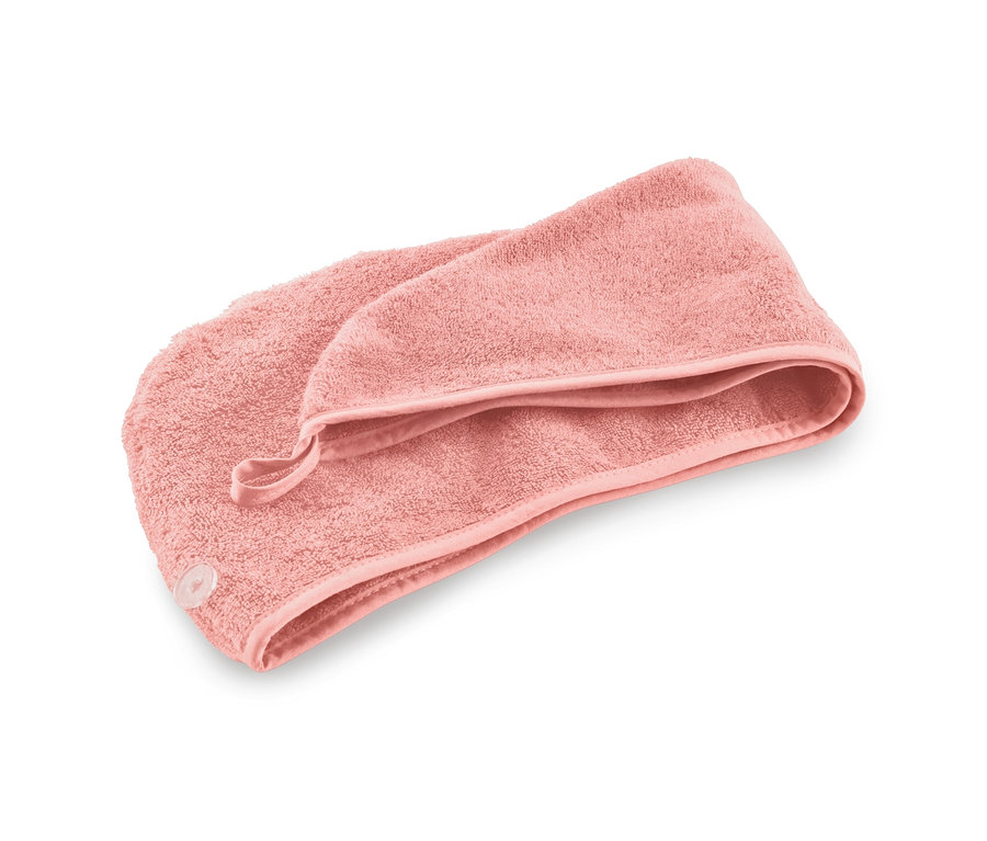 Ružový uterákový turban na bielom pozadí.