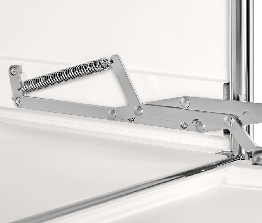 Detail bieleho kovového skriňového systému »CN3« s otváracím mechanizmom.