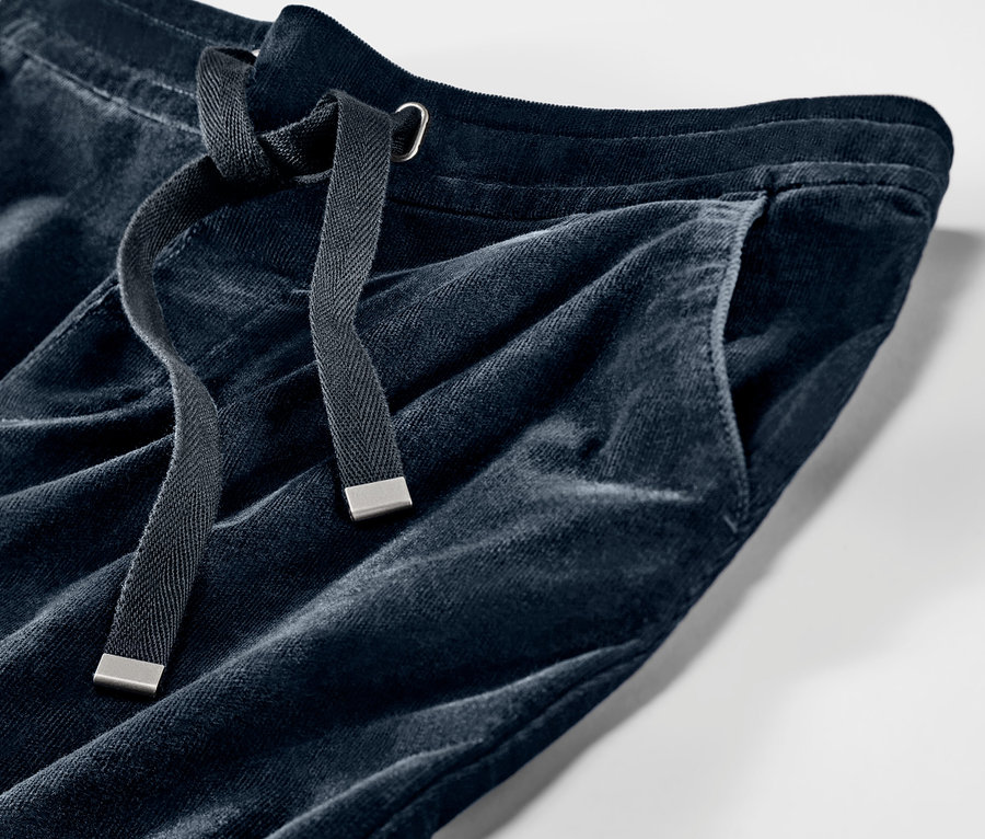 Detailný záber na menčestrové pohodlné nohavice so sťahovacou šnúrkou a vreckom.