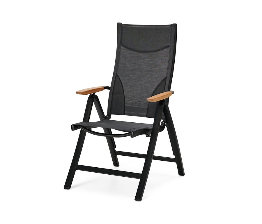 Čierne záhradné kreslo s nastaviteľným vysokým operadlom a drevenými podrúčkami.