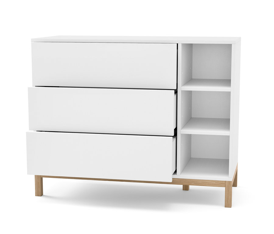 Biela komoda s tromi zásuvkami, jedna zásuvka je otvorená.