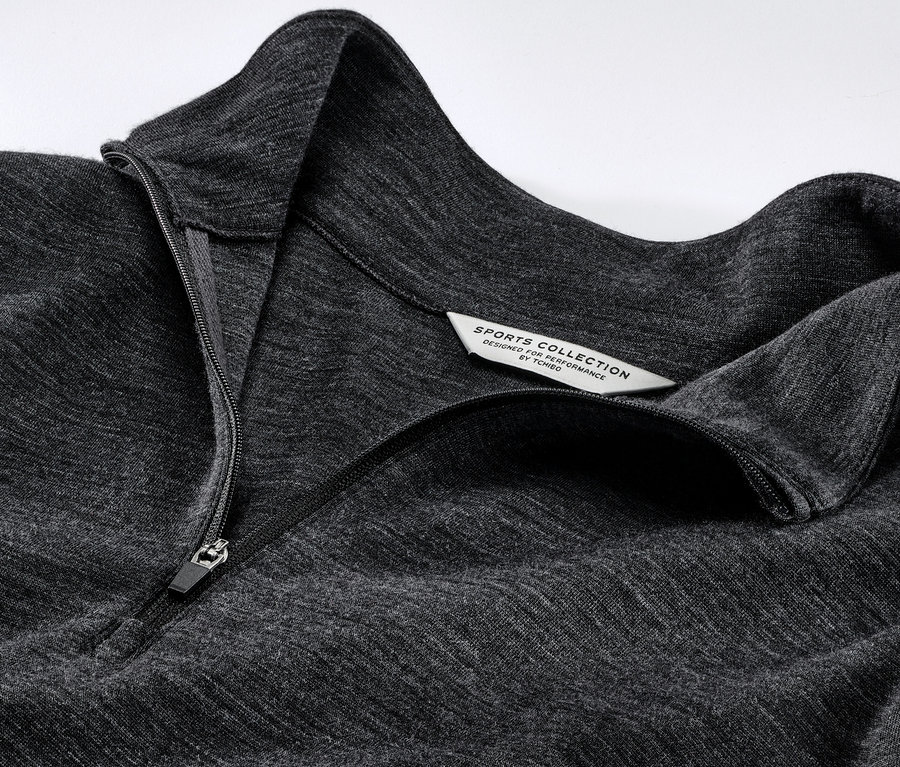 Detail šedého funkčného trička s vlnou certifikovanou podľa RWS so zipsom.