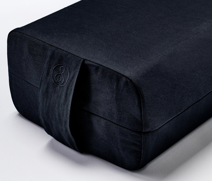 Tmavomodrý vankúšik na jogu.