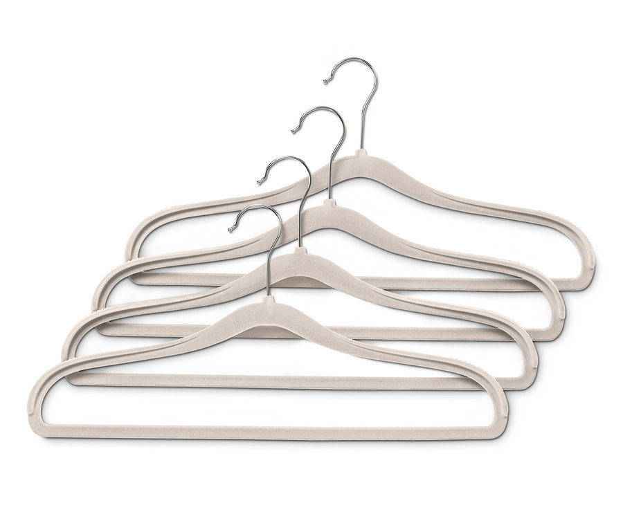 Štyri vešiaky na šaty s výstužou v oblasti ramien sú uložené na sebe.