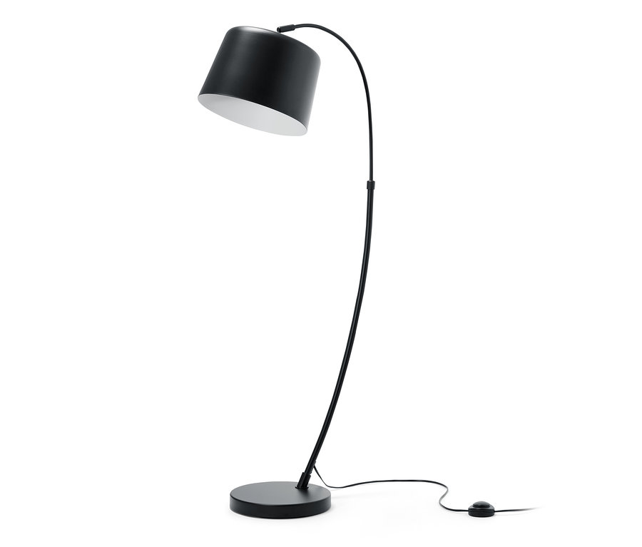 Čierna oblúková lampa z kovu.