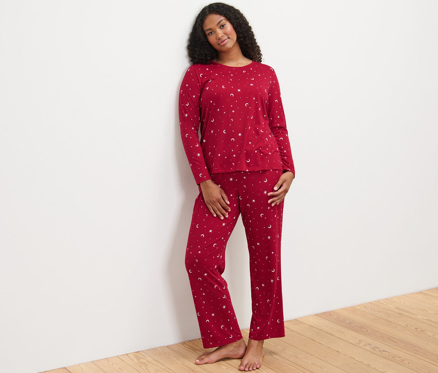 Žena v červenom pyžame.