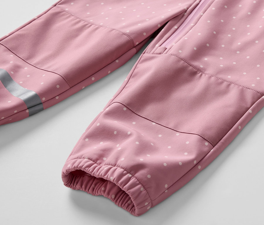 Detail detskej softshellovej kombinézy s bielymi bodkami.