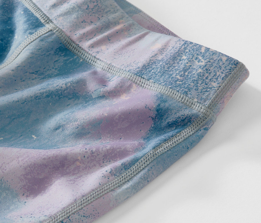 Detail detských legín s potlačou.