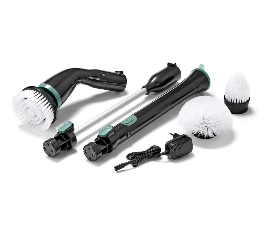 Profesionálna elektrická čistiaca kefa s rôznymi nadstavcami a nabíjačkou.