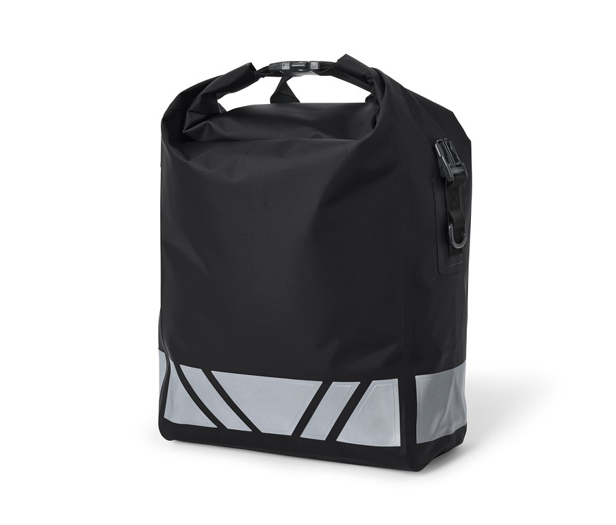 Čierna vodoodolná taška na bicykel a cez plece so striebornými reflexnými prvkami.