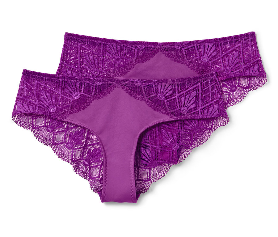 Dvoje brazílskych nohavičiek fialovej farby s čipkou.
