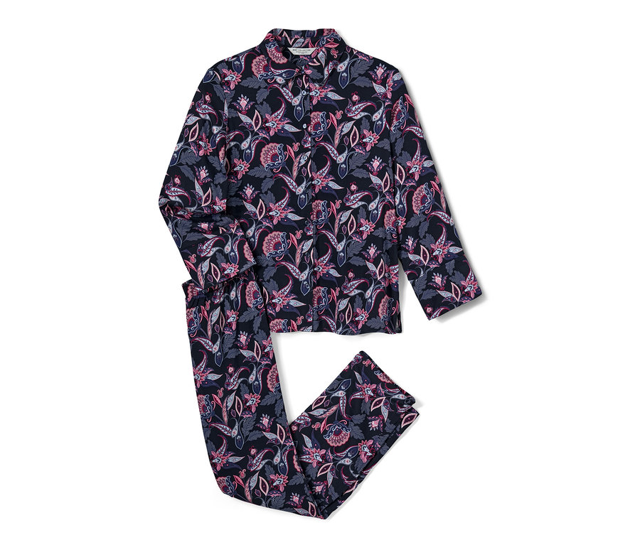 Tkané pyžamo s kvetinovým vzorom, s dlhým rukávom a nohavicami, leží na bielom pozadí.