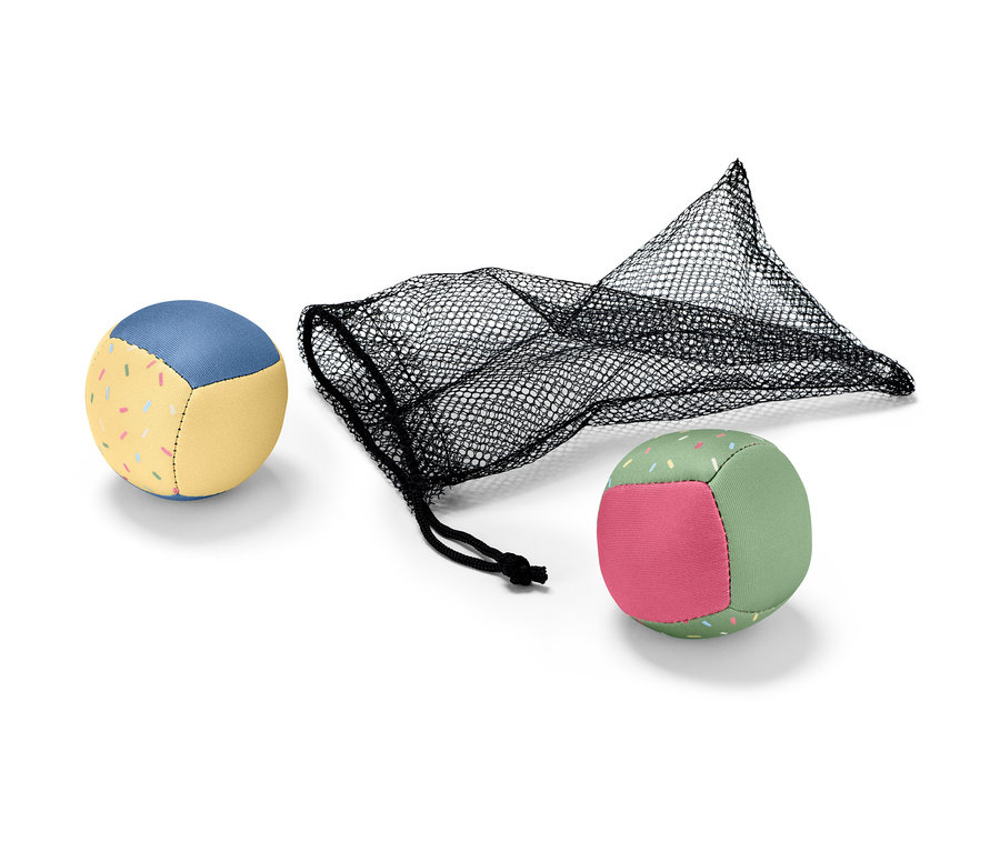 Dve lopty do vody a čierna sieťka.