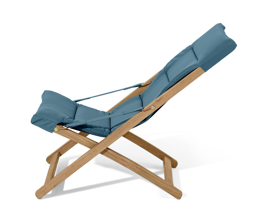 Modrosivé skladacie relaxačné kreslo na bielom pozadí.