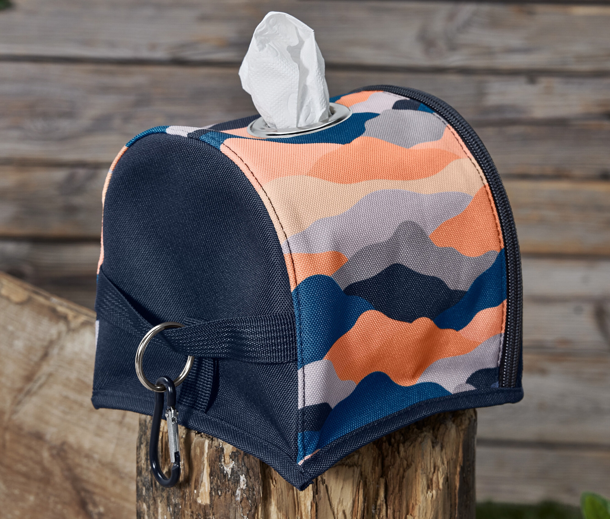 Dávkovač toaletného papiera s papierom na drevenom stĺpiku.