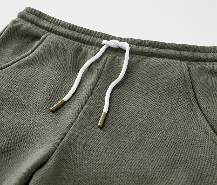 Detail detských šortiek z teplákoviny, 2 ks, olivovej farby so sťahovacou šnúrkou.