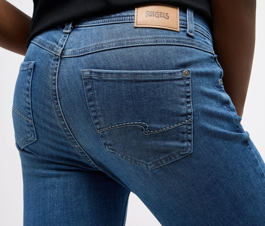 Detail dámskych džínsov Angels »Ornella« strih Slim Fit 7/8, modré.